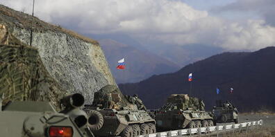 Fahrzeuge des russischen Militärs fahren über eine Straße in Richtung der separatistischen Region Berg-Karabach. Das Anfang der Woche von Russland, Armenien und Aserbaidschan unterzeichnete Abkommen über ein Ende der Kämpfe legt keinen Status der ...