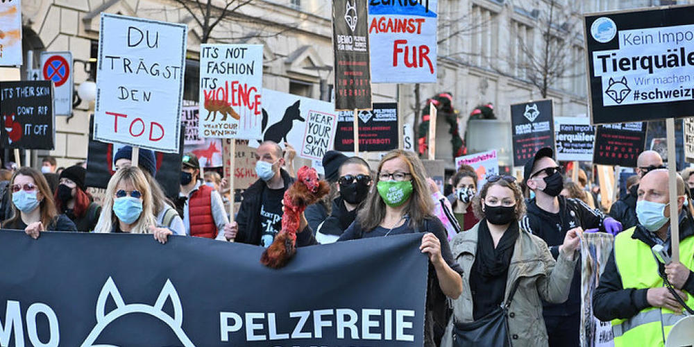 Rund 300 Personen demonstrierten am Samstag in Zürich gegen den Import von Pelz in die Schweiz.