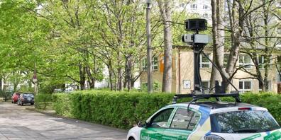 ARCHIV - Google Street View ging in Deutschland vor zehn Jahren an den Start. Mit speziellen Kameraautos filmt Google weltweit immer wieder die Straßen ab. Foto: Tobias Kleinschmidt/dpa