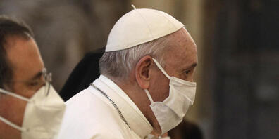 ARCHIV - Papst Franziskus (r) trägt bei seiner Ankunft zum Internationalen Friedensgebet in der Basilika Santa Maria eine Mund-Nasen-Bedeckung. (zu dpa: "Skandale und Corona-Einsamkeit: Schwierige Tage für Papst Franziskus") Foto: Gregorio Borgia/...