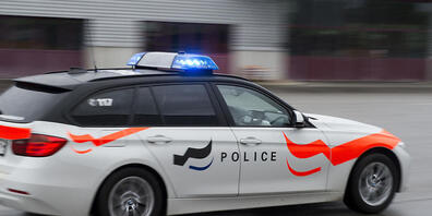 Im Kanton Freiburg ist ein Jugendlicher von einem in einen Bahnhof einfahrenden Zug erfasst und tödlich verletzt worden. (Symbolbild)