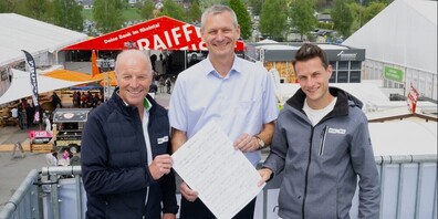 Der Altstätter Musiker und Komponist Daniel Städler (M.) überreicht dem RHEMA-Messeleiter Michael Dietrich (rechts) und dem Verwaltungsratspräsidenten der Rheintal Messe und Event AG, Andreas Eggenberger (links), die Noten des Rhema-Marschs