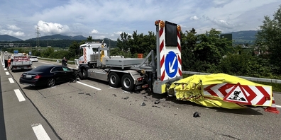 Bei der Kollision mit einem Prellbock-Anhänger auf der A15 in Schmerikon wurde ein Autofahrer leicht verletzt und es gab 60'000 Franken Sachschaden.