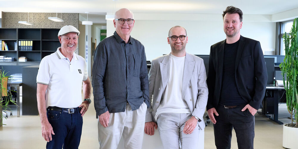 Philipp (rechts) und Lukas Spirig (2. v. rechts) übernehmen die Unternehmensführung der Spirig Partner AG von Urs Spirig (2. v. links), der das VR-Präsidium behält. Camillo Fehr (1. V. links) tritt aus dem VR aus und bleibt in einem Teilzeitpensum im Architekturbüro