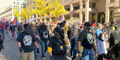 Anhänger der rechten Gruppe «Proud Boys» demonstrierten gestern in Washington D.C. für Donald Trump. Dieser hatte im Wahlkampf in einem TV-Duell mit Biden in Richtung der Proud Boys erklärt, sie sollten sich «bereit» halten. Foto: Can Merey/dpa