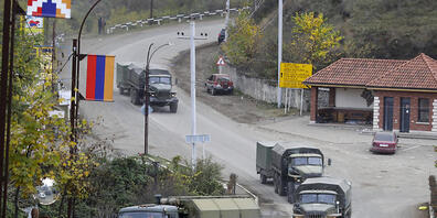 Auf dem Rückweg: Anfang der Woche haben sich Armenien und Aserbaidschan unter Vermittlung Russlands nach mehreren Wochen heftiger Kämpfe auf das Abkommen zum Ende aller Kampfhandlungen verständigt. Foto: Sergei Grits/AP/dpa