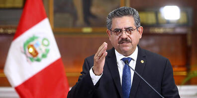 HANDOUT - Manuel Merino, Übergangspräsident von Peru, gibt in einer Fernsehansprache aus dem Präsidentenpalast seinen Rücktritt bekannt. Foto: Luis Iparraguirre/AP/dpa - ACHTUNG: Nur zur redaktionellen Verwendung und nur mit vollständiger Nennung ...