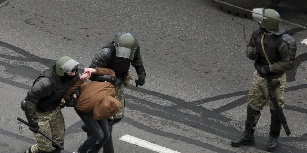 Mit massiver Gewalt sind Sicherheitskräfte in Belarus den Demonstrationen gegen Machthaber Alexander Lukaschenko entgegengetreten. Foto: AP/dpa