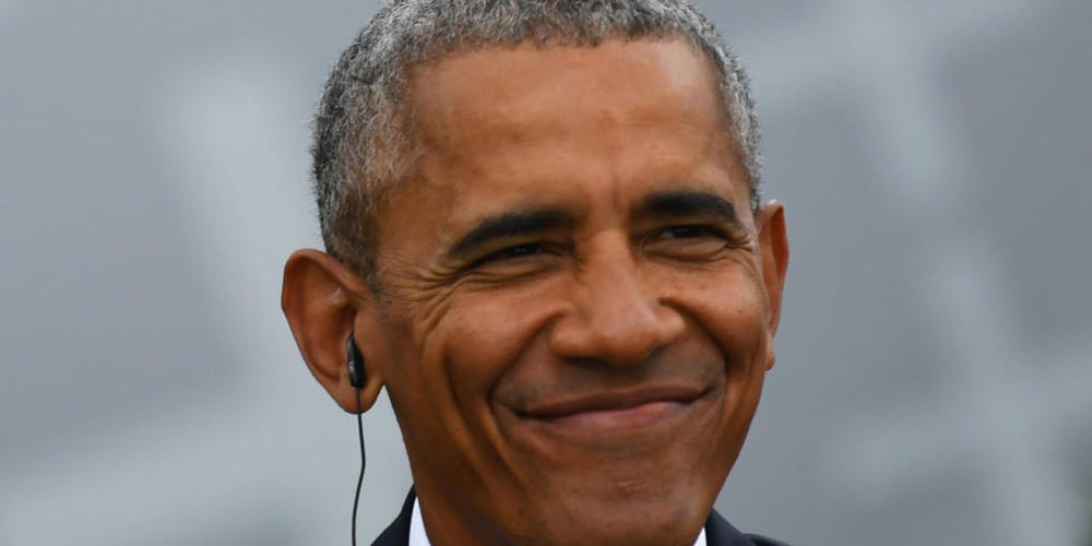 ARCHIV - Der ehemalige US-amerikanische Präsident Barack Obama nimmt an einer Gesprächsrunde des 36. Evangelischen Kirchentages vor dem Brandenburger Tor teil. Foto: Ralf Hirschberger/dpa-Zentralbild/dpa