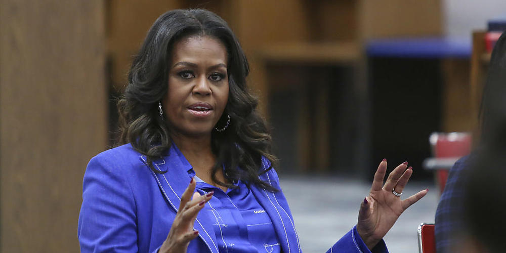 ARCHIV - Michelle Obama, ehemalige First Lady der USA, spricht an ihrer ehemaligen Schule, der Whitney M. Young Magnet High School, mit Schülern über ihr neues Buch «Becoming». Foto: Teresa Crawford/AP/dpa