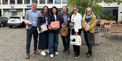 Mathias Müller, Katrin Schulthess, Lisa Vincenz Egger, Mike Sarbach, Jennifer Deuel und Jacqueline Gasser-Beck: Die präsentierten Utensilien zeigen, dass es in der neuen Bibliothek weit mehr als Bücher auszuleihen geben wird