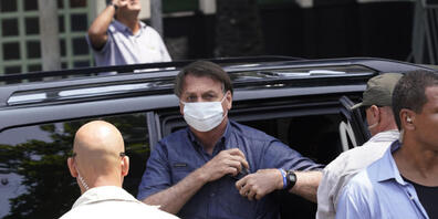 Jair Bolsonaro (M), Präsident von Brasilien, kommt zu einem Wahllokal, um bei den Kommunalwahlen in Rio de Janaiero seine Stimme abzugeben. Foto: Ricardo Borges/AP/dpa
