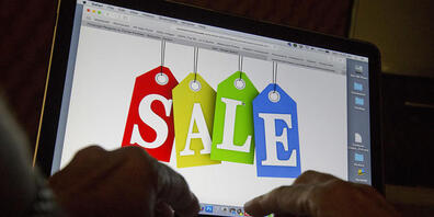 Die Schnäppchenkäufer gehen in diesem Jahr an Black Friday ins Internet. Laut einer Befragung der Plattform Blackfridayschweiz.ch planen zwei Drittel der Konsumenten, über das Internet einzukaufen.(Symbolbild)