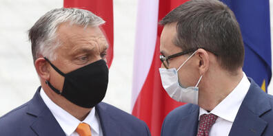 ARCHIV - Mateusz Morawiecki (r), Premierminister von Polen, trägt einen Mundschutz und begrüßt Viktor Orban, Premierminister von Ungarn, ebenfalls mit Mundschutz, zum Treffen der Premierminister der Visegrad-Staaten. Foto: Czarek Sokolowski/AP/dpa