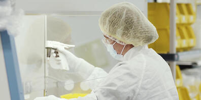 HANDOUT - Das Videostandbild zeigt eine Mitarbeiterin des US-Pharmakonzerns Moderna als sie an der Herstellung eines Corona-Impfstoffs arbeitet. Mit Moderna hat ein weiterer für Europa relevanter Hersteller vielversprechende Daten für seinen Impfs...