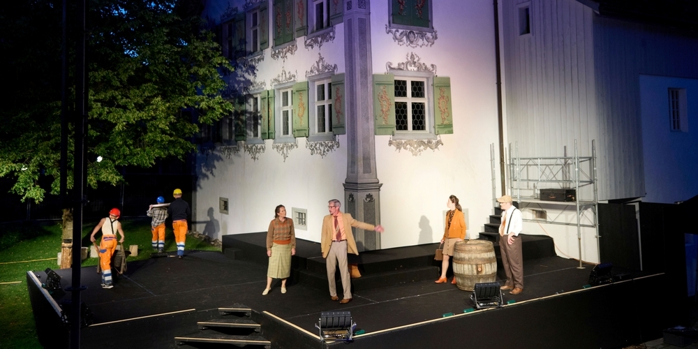 «CUSTOR 2025 – Zeitenwenden»: Bühne mit Schauspielern.