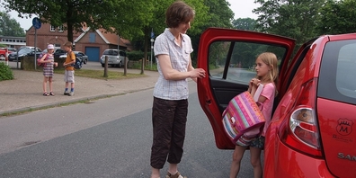 Dass immer mehr Eltern ihr Kind morgens zur Schule chauffieren, wird auch in Uznach nicht gerne gesehen. (Symbolbild)