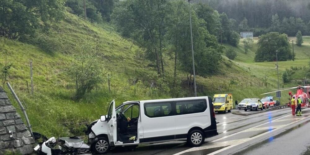 Nach dem Unfall landete ein Helikopter der Rega auf der Autobahn.