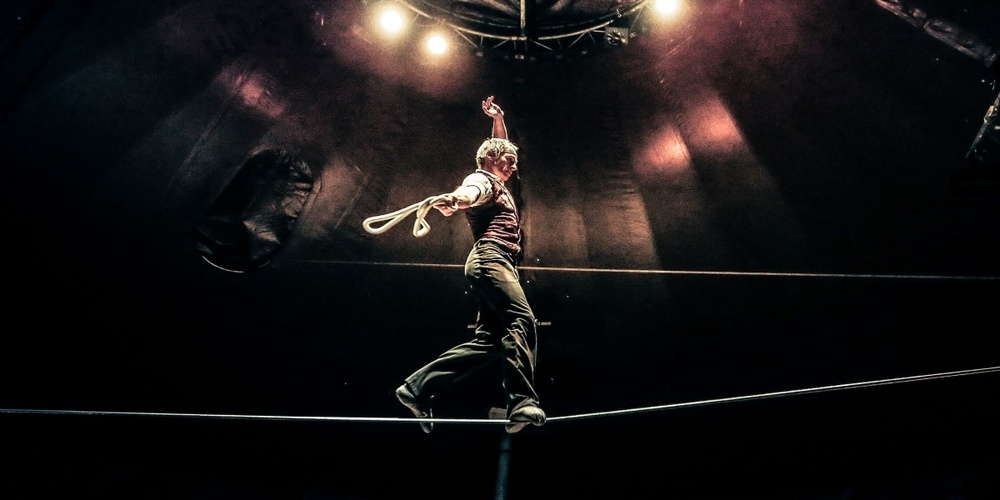 David Dimitri wird am Fàrbifestival sein Programm «L’ Homme Cirque – The Show» zeigen und auf dem Hochseil laufen.