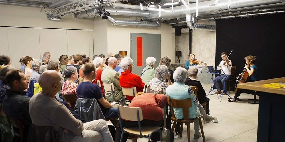 Das Publikum lauscht gespannt den frühmorgendlichen Klängen.