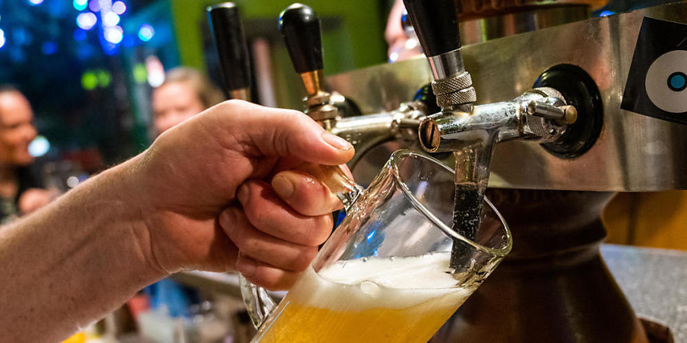 Die Schweizer Brauereien haben wegen der Coronapandemie grosse Mühe, die Biertrinker bei der Stange zu halten. Die Schliessung von Restaurants und die Absage von Festen schlägt auf den Absatz durch. (Symbolbild)