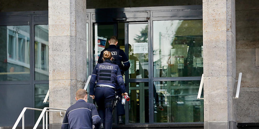 Polizisten betreten das Polizeipräsidium in Mülheim. Im Zusammenhang mit Chats mit rechtsextremen Inhalten bei der Polizei in NRW hat es am Dienstagmorgen erneut Durchsuchungen gegeben. Foto: Roland Weihrauch/dpa
