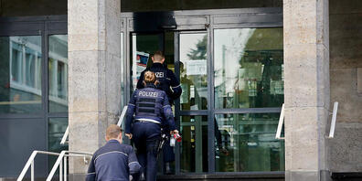 Polizisten betreten das Polizeipräsidium in Mülheim. Im Zusammenhang mit Chats mit rechtsextremen Inhalten bei der Polizei in NRW hat es am Dienstagmorgen erneut Durchsuchungen gegeben. Foto: Roland Weihrauch/dpa