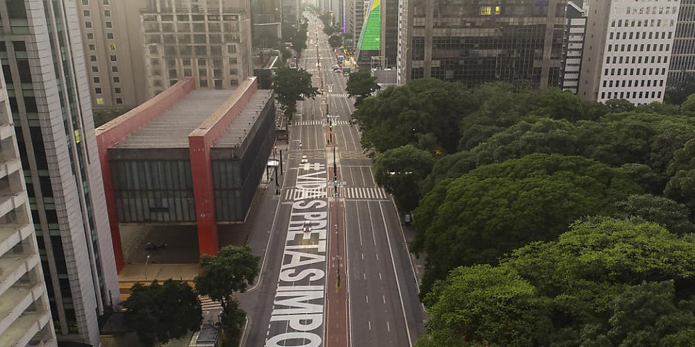 Der Schriftzug "Black Lives Matter" in portugiesischer Sprache ist auf einer Straße von Sao Paulo zu lesen. Foto: Andre Penner/AP/dpa