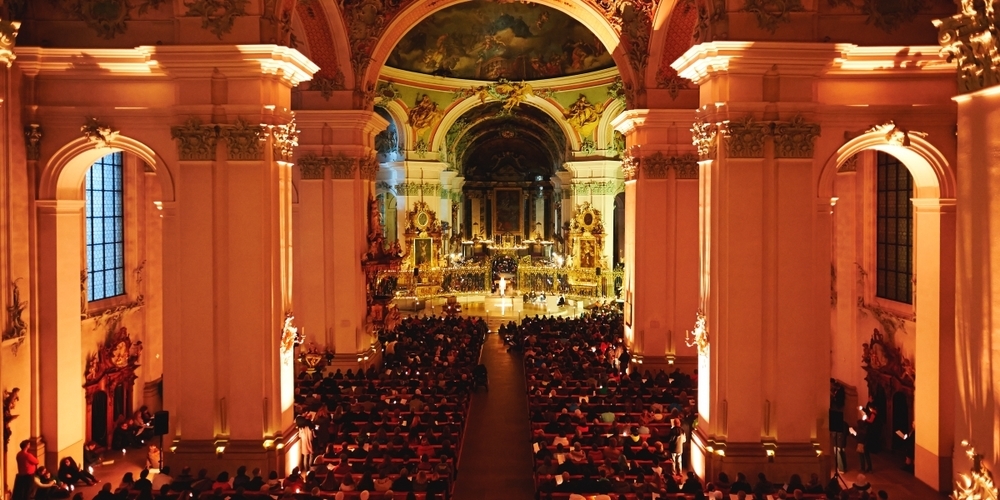Die Feier in der Kathedrale St. Gallen (Bild) wird ab 19:45 Uhr in der Kirche St. Magnus Rieden auf Grossleinwand übertragen.