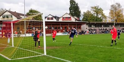 Thomas Knöpfel trifft in Amriswil - ausnahmsweise per Kopf.