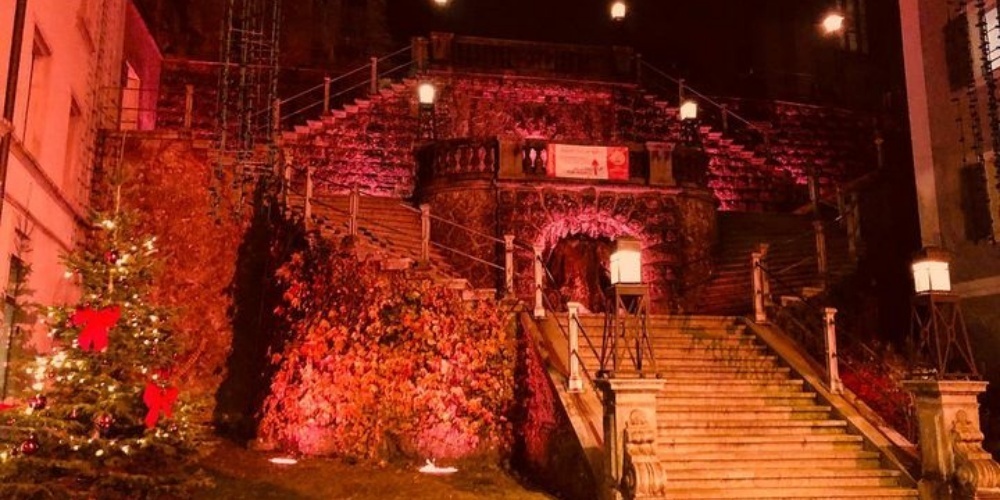 Als Zeichen gegen Gewalt an Frauen wird die Schlosstreppe in Rapperswil vom 25. November bis 10. Dezember in oranger Farbe beleuchtet.