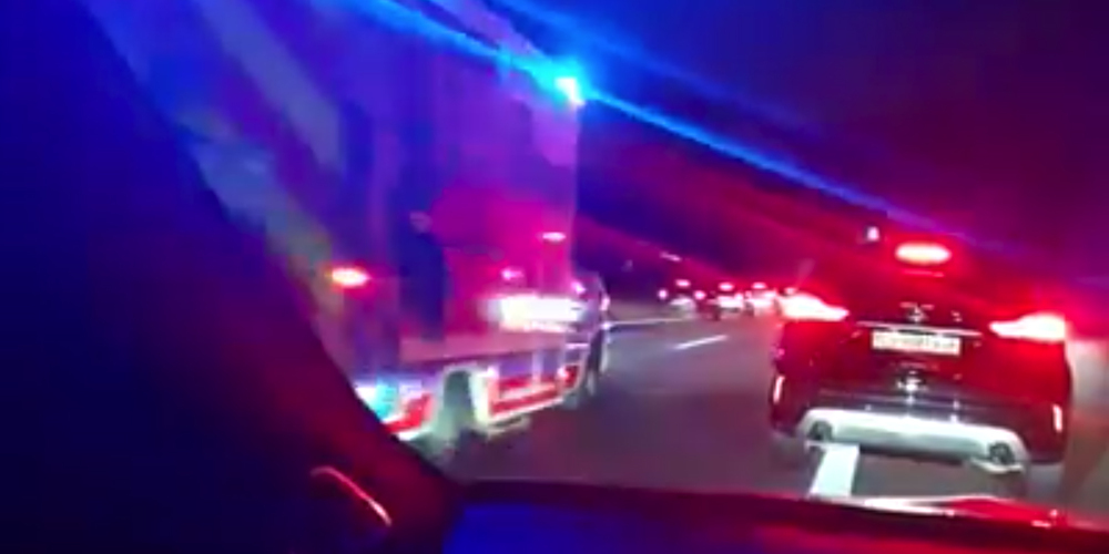 Rettungsgasse auf der A3 für den Krankenwagen.