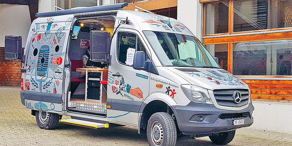 Im Dezember steht der Radiobus eine Woche lang in Fideris.