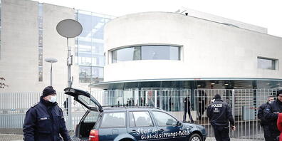 dpatopbilder - Ein Auto steht vor dem Tor des Bundeskanzleramts. Auf der Tür ist die Aufschrift «Stop der Globalisierungs-Politik» zu lesen. Foto: Michael Kappeler/dpa