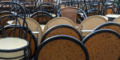 Lockdown in Basel: Gestapelte Tische und Stühle vor dem geschlossenen Grand Café Huguenin in Basel.