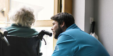 Sollen Zivis künftig pflegende Angehörige zu Hause entlasten? Der Bundesrat hat ein Pilotprojekt dafür in Auftrag gegeben. (Archivbild)