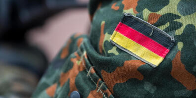 ARCHIV - Die Fahne von Deutschland ist auf der Uniform eines Soldaten aufgenäht, aufgenommen beim Tag der Bundeswehr. Foto: Monika Skolimowska/zb/dpa