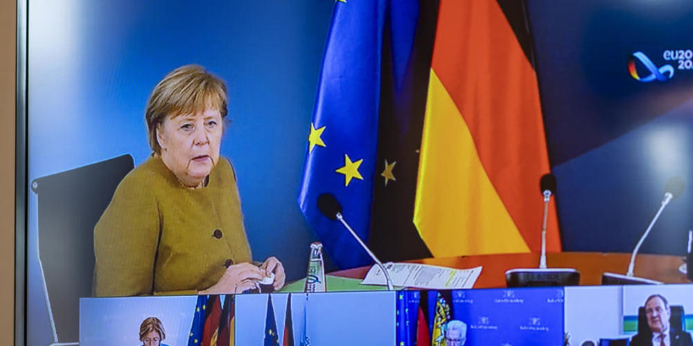 Angela Merkel (CDU), Bundeskanzlerin, spricht bei Beratungen der deutschen Ministerpräsidenten in einer Videokonferenz. Foto: Axel Heimken/dpa