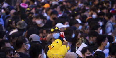 Während einer pro-demokratischen Demonstration in Bangkok, Thailand, trägt ein Protestteilnehmer Luftballons, die die Form einer Ente haben. Foto: Wason Wanichakorn/AP/dpa