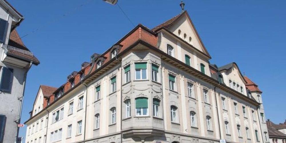 Das Bezirksgericht Frauenfeld hat einen psychisch kranken 21-jährigen Mann, der seine eigene Grossmutter tötete und enthauptete, wegen Schuldunfähigkeit freigesprochen. Es ordnete für ihn eine stationäre Therapie an.