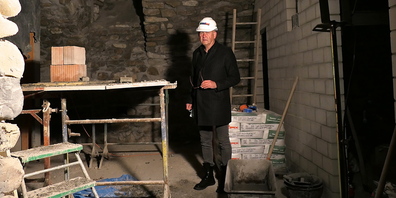 Diogenestheater-Präsident Michel Bawidamann zeigt die Gewölbekeller, die künftig die Garderoben aufnehmen (Bilder: Ulrike Huber)
