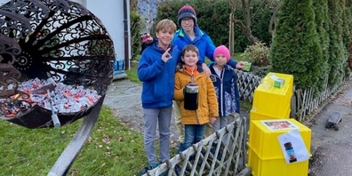 Noe, Elia, Julian und Valentina (v.l.n.r) sammelten mit ihrem Punsch- und Teestand Geld für den «Gemeinnützigen Förderverein für Kinder mit seltenen Krankheiten».