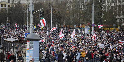 Demonstranten nehmen mit historischen belarussischen Fahnen an einer Kundgebung der belarussischen Opposition am 1. November teil. Foto: Uncredited/AP/dpa