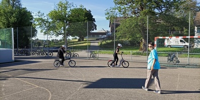 Der Velofahrkurs war gut besucht. Rechts im Bild: die freiwillige Helferin Irene Kupper. 