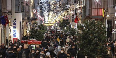 Menschen spazieren wenige Stunden vor der Sperrstunde entlang der Haupteinkaufsstraße in Istanbul. Die türkische Regierung hat entgegen der bisherigen Praxis die täglichen Fallzahlen der positiv auf das Coronavirus getesteten Menschen im Land beka...