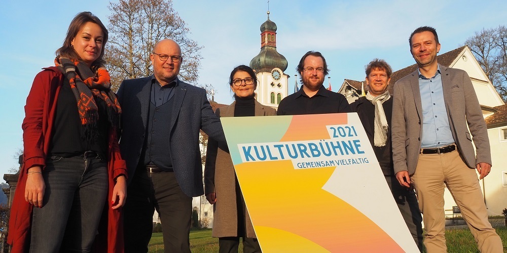 Freuen sich auf die Kulturbühne 2021: (von links) Valentina De Pasquale (Kulturbeauftragte der Stadt Wil), Eric Bischofberger (Bankleiter der Raiffeisenbank Regio Sirnach), Cornelia Scheiwiller (Leiterin Marketing und Kultur des Klosters Fischingen), Mike Sarbach (OK-Präsident der Kulturbühne 2021), Pascal Mettler (Projektleiter der Kulturbühne 2021) und Simon Lumpert (Leiter Individualkundenberatung der Raiffeisenbank Regio Sirnach). 
