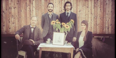Die vier Musiker (v.l.n.r) Tom Tafel, Ronny Spiegel, Ariel Rossi und Stefanie Hess sind vier weitgereiste Wandervögel, welche musikalisch über ihre Abenteuer berichten.
