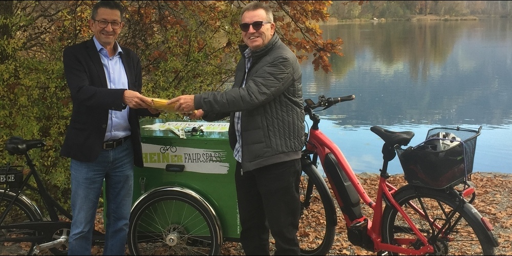 Reto Friedauer, Präsident des Vereins Agglomeration Rheintal übergibt den ersten Preis an Reinhard Keller (Bild: zVg)