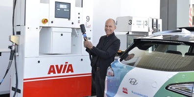Mit der Inbetriebnahme der Wasserstoff-Tankstelle in St. Gallen gab Bertrand Piccard das Startzeichen für einen ökologischen Kreislauf, der den Strassenverkehr in Richtung Energiewende führt.