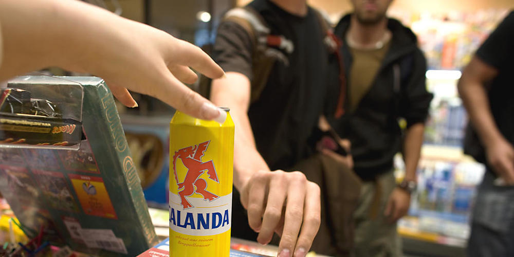 Eine neue App soll dem Verkaufspersonal mehr Sicherheit beim Verkauf von alkoholischen Getränken an junge Konsumenten geben. (Archivbild)